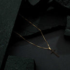 Colar Dourado de Cruz Cravejado de Pedra Natural Negra - Galeria