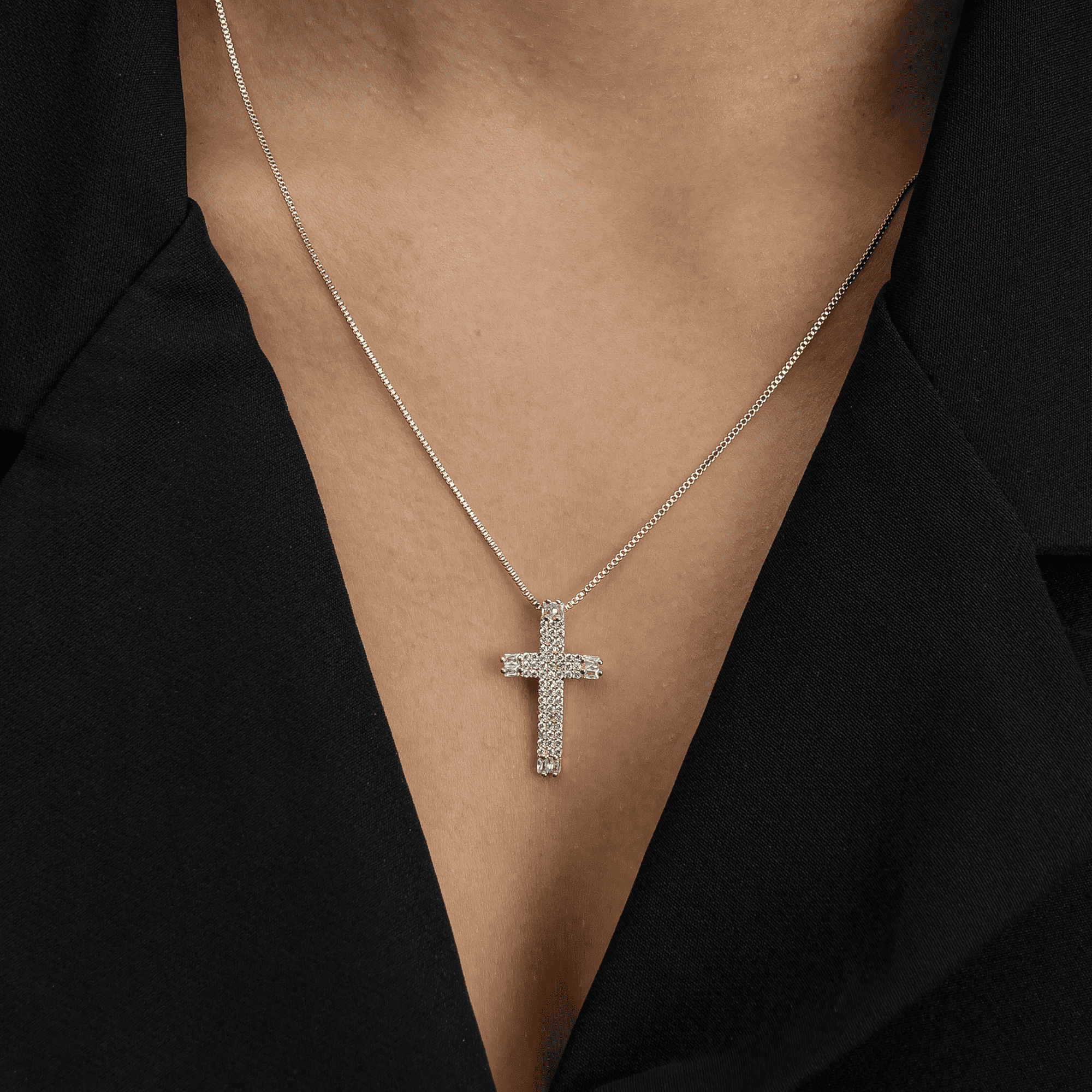 Colar Dourado de Cruz Cravejado de Zircônia - Galeria