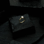 Anel Dourado Solitário com Pedra de Zircônia Pequena - Galeria