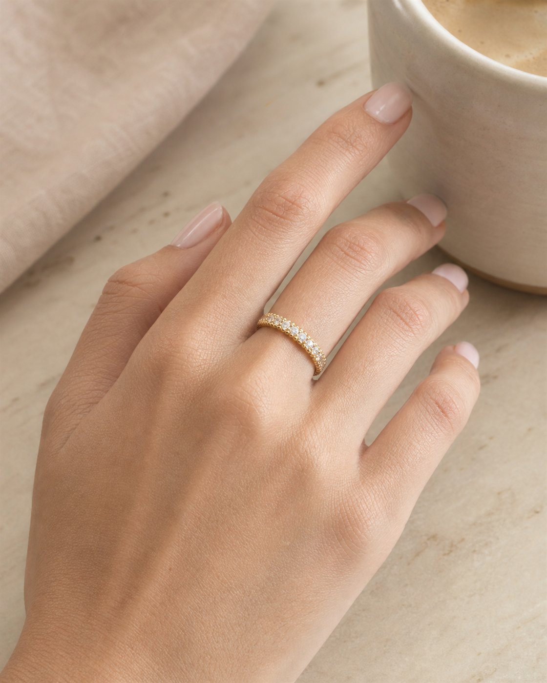 Modelo usando Anel Aparador Dourado Cravejado de Zircônias Animia em cena natural com proporção fiel da peça