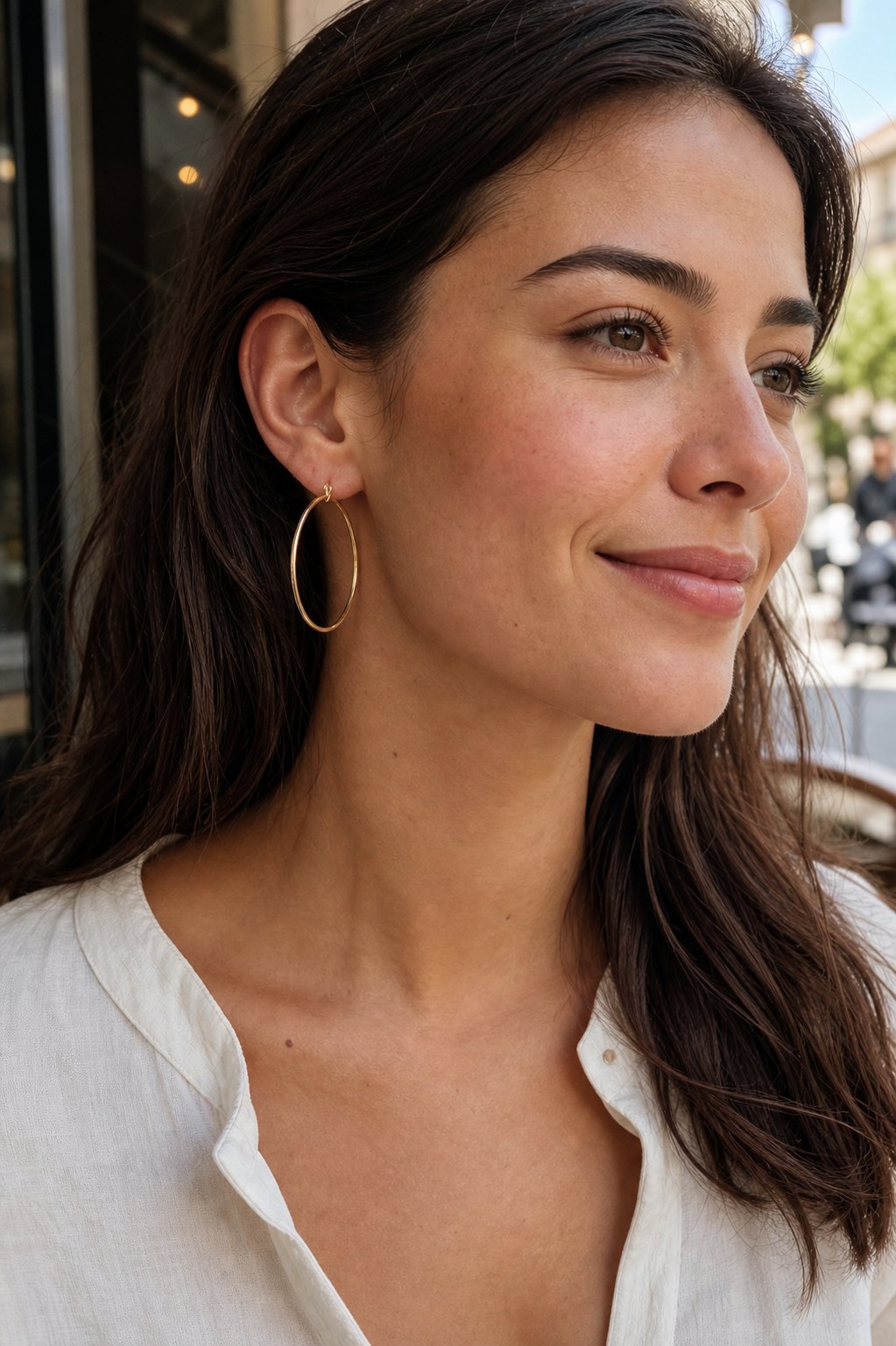 Modelo usando Brinco Dourado de Argola Médio Animia em cena de dia a dia