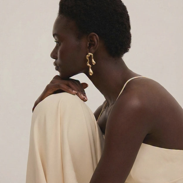 Brinco Orgânico Dourado de Gota | Banho Ouro 24K Premium Antialérgico | Design Fluido e Único